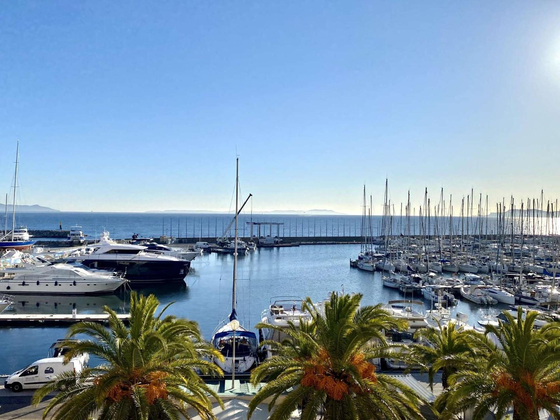Appartement Hyevass Pour 4 Personnes Proche De La Des Salins Situe A Hyères